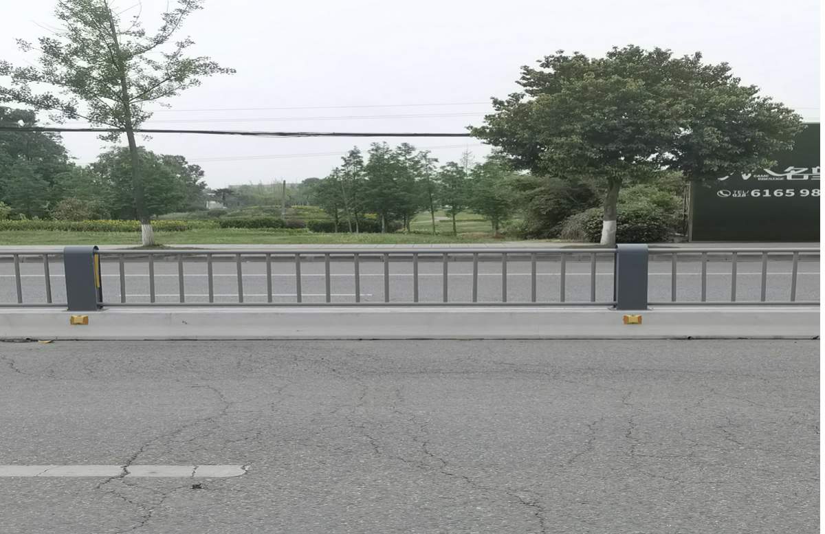 111.jpg 成都新都中央隔离栏安装(图1)